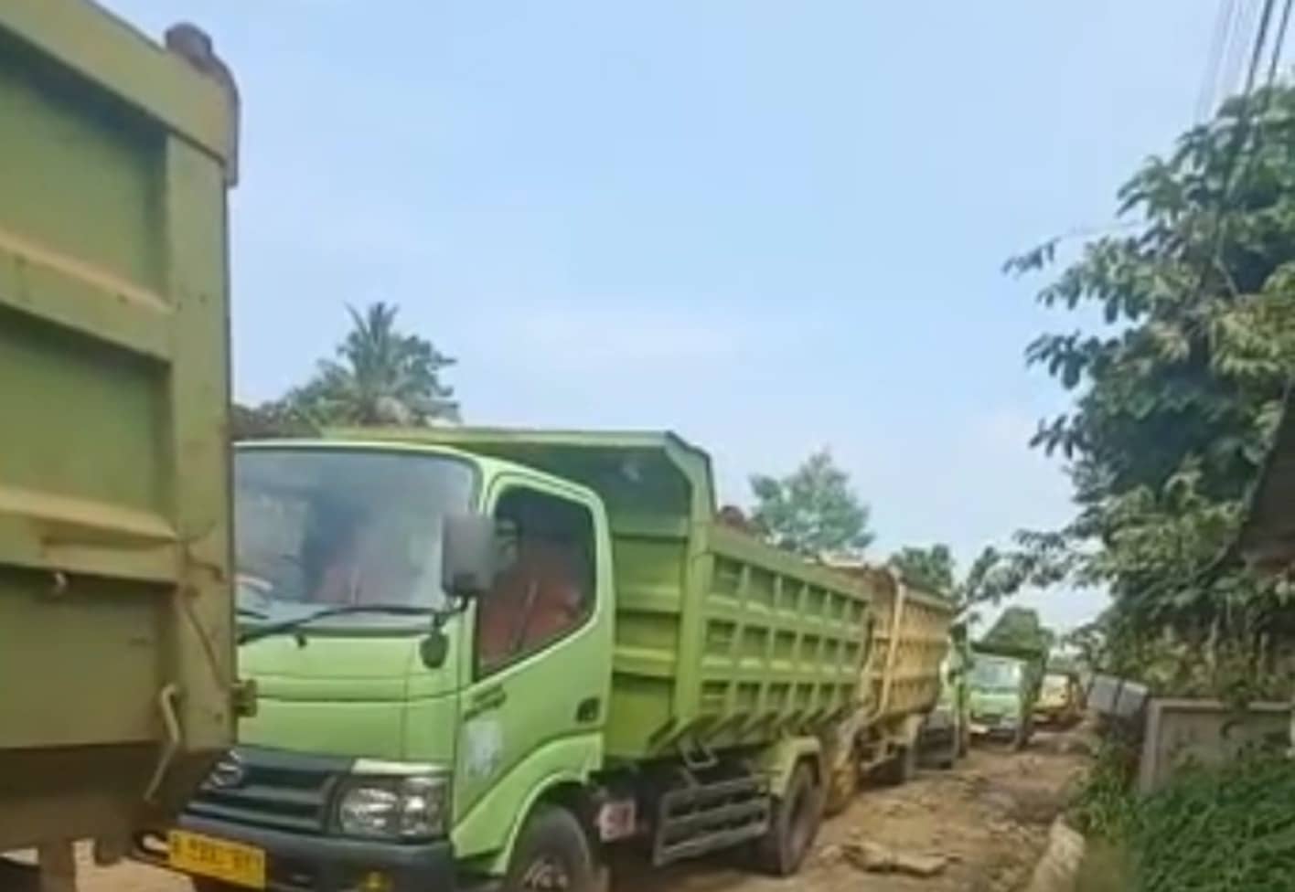 Akses Kendaraan Proyek Pembangunan Jalan Tol Serang Panimbang Seksi III Ditutup Warga Desa Mekarjaya