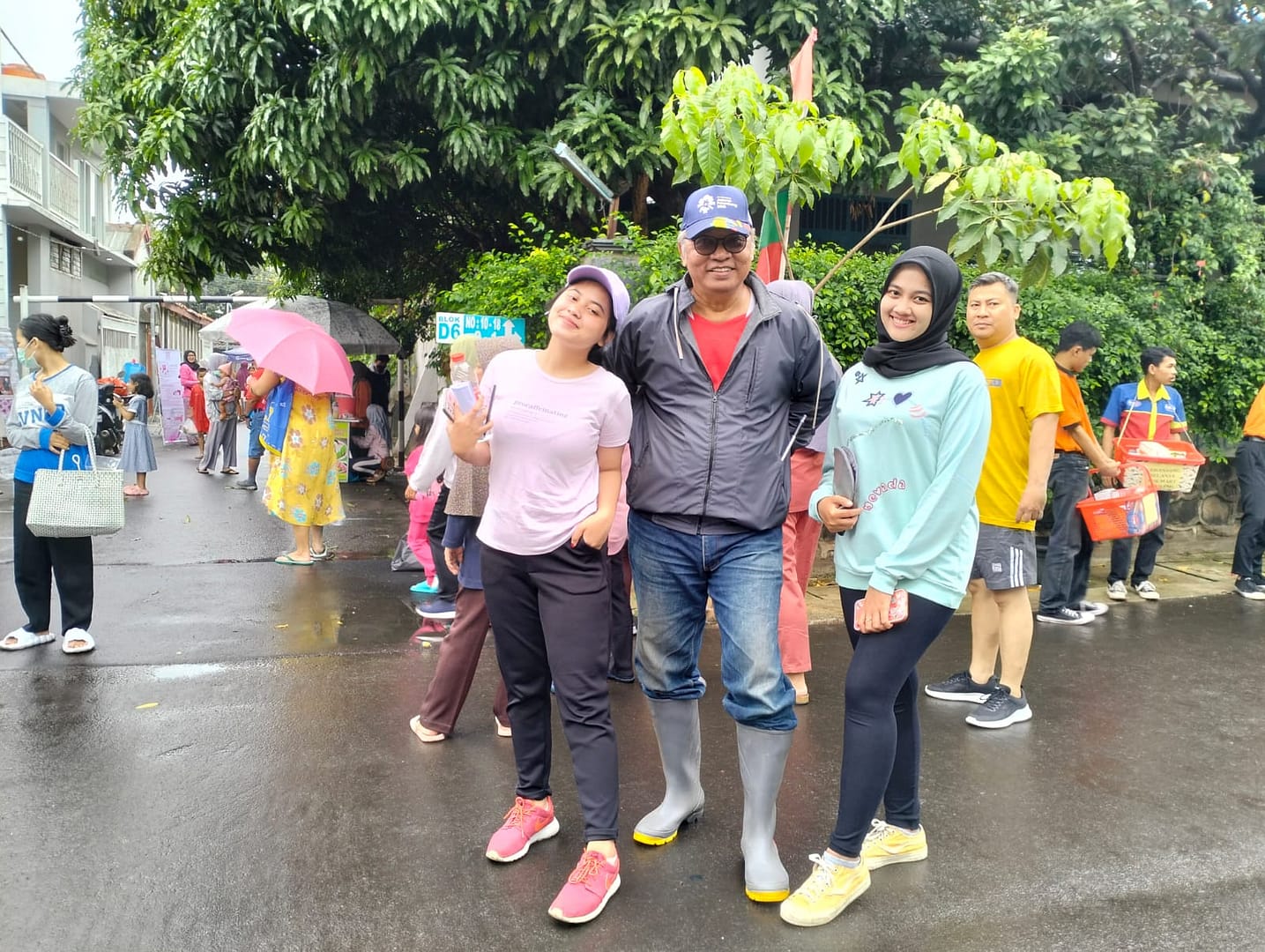 Hujan Lebat, Ratusan Warga Taman Asri Cipadu Jaya Tetap Gelar Car Free Day
