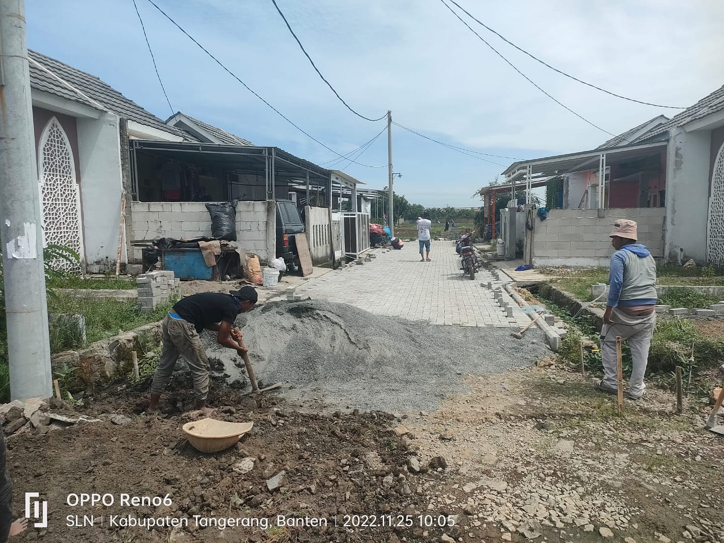 Pemasangan Pavingblock di Jalan Blok A Tuntas, Pekerja Lanjut Pasang Decker Perumahan Syariah Sangiang Islamic Village