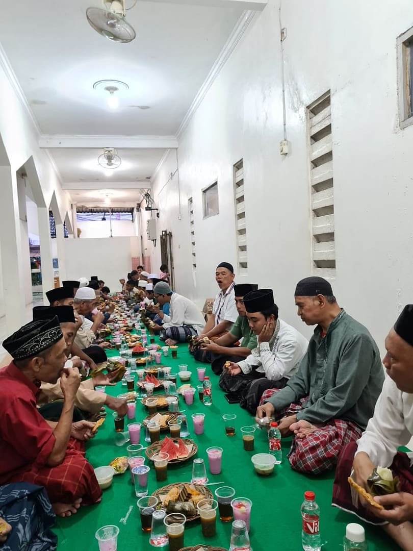Tiap Hari, Ratusan Orang Bukber di Masjid Al Mubarokah Gaga Larangan