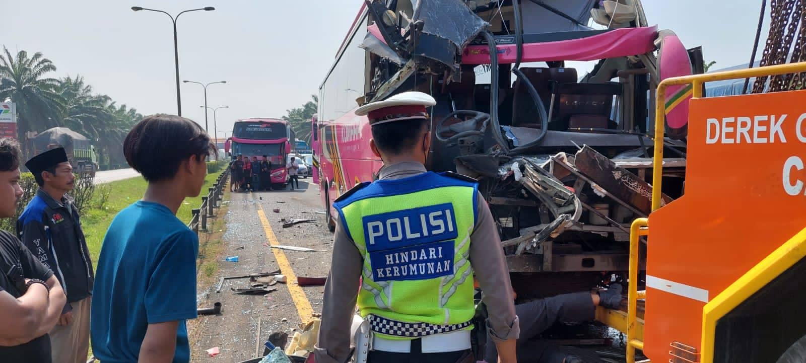 Empat Bus Pariwisata Kecelakaan Beruntun di Cilegon