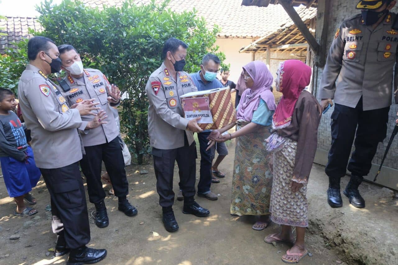Kapolda Banten Berikan Bantuan Kepada Warga Terdampak Gempa Bumi di Pandeglang