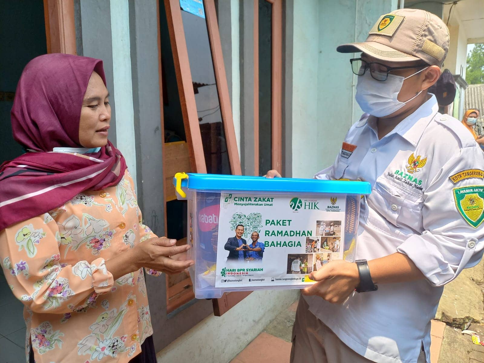BAZNAS Kota Tangerang Bersama PT BPRS HIK Distribusukan Paket Ramadhan Bahagia untuk Lansia di Tangerang