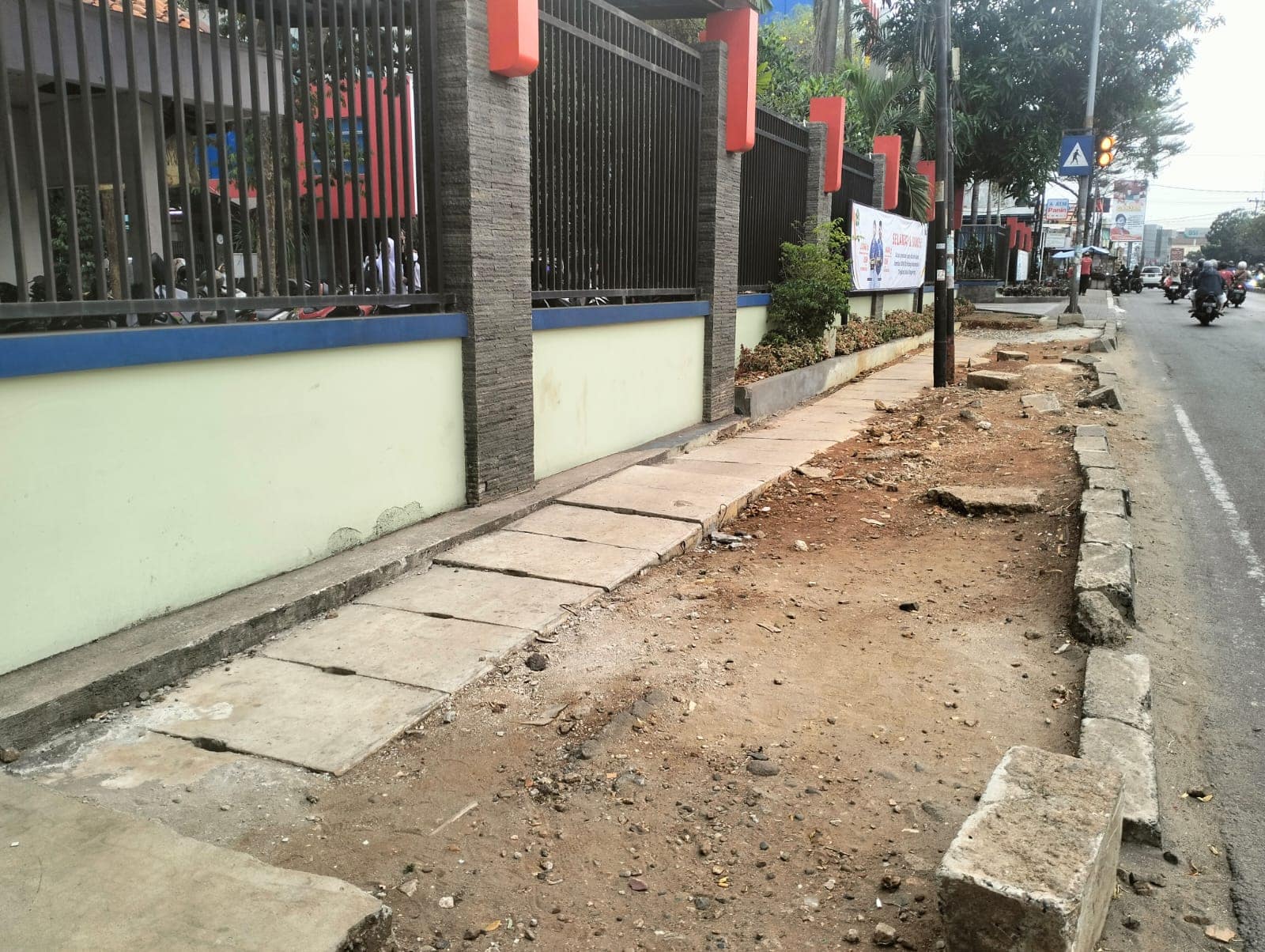 Proyek Drainase PUPR Banten di Ciledug Dikeluhkan Warga Karena Bikin Trotar Berantakan
